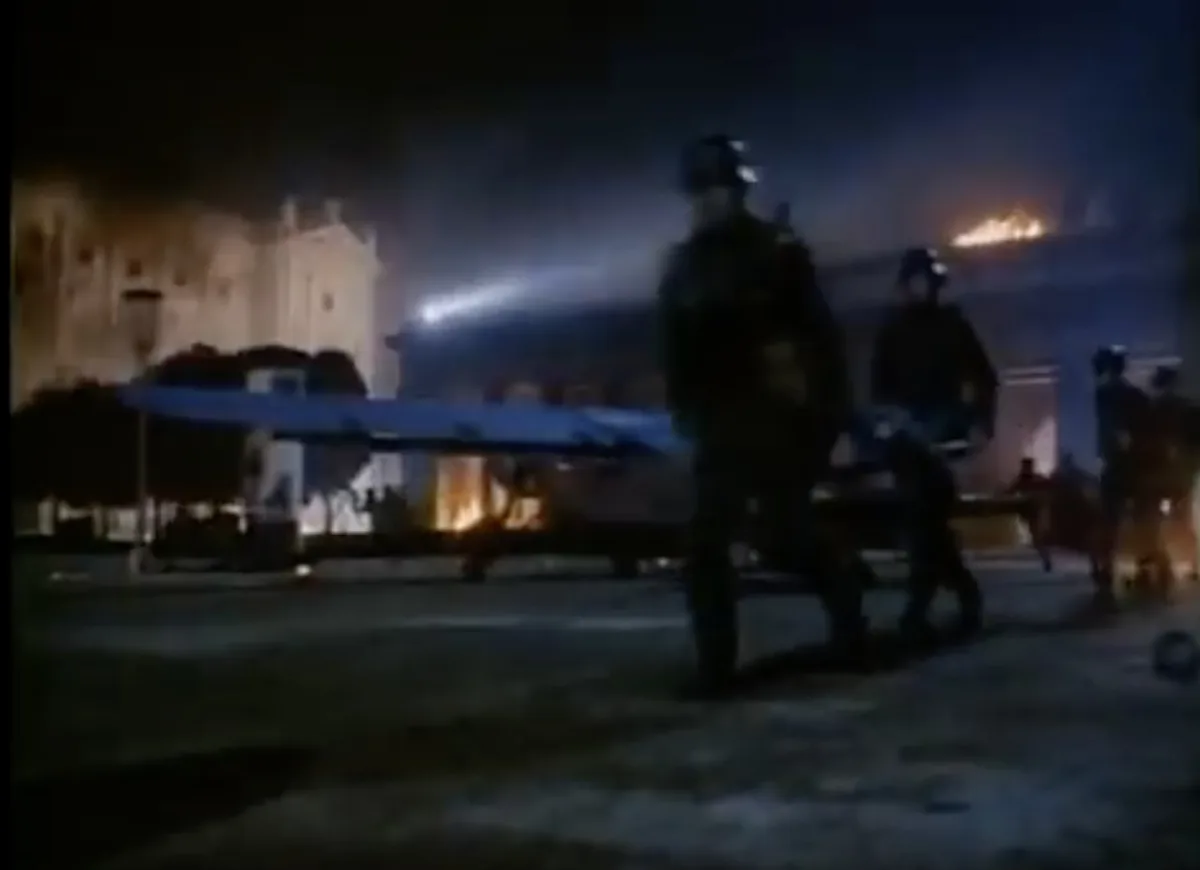 Für die US-TV-Serie „War and Remembrance“ eine Nacht lang Statist am Heldenplatz (der für das zerstörte Berlin stand).