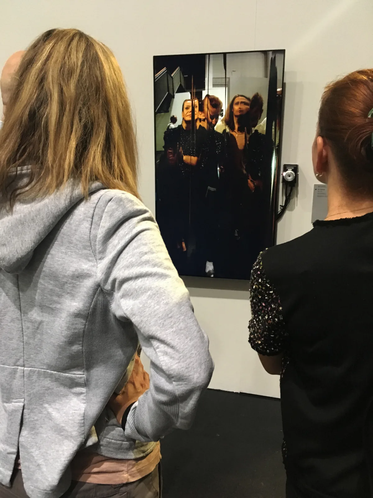 „tx-mirror“, Echtzeitinstallation von Martin Reinhart und Virgil Widrich, ZKM-Karlsruhe, 2018. Foto: Martin Reinhart