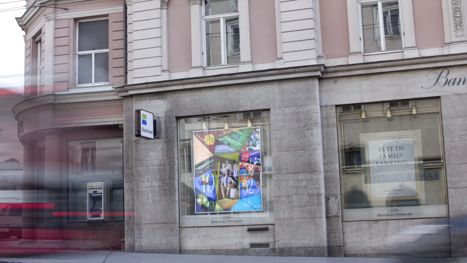 Bankhaus Spängler Schaufenstercollage, Foto: Virgil Widrich