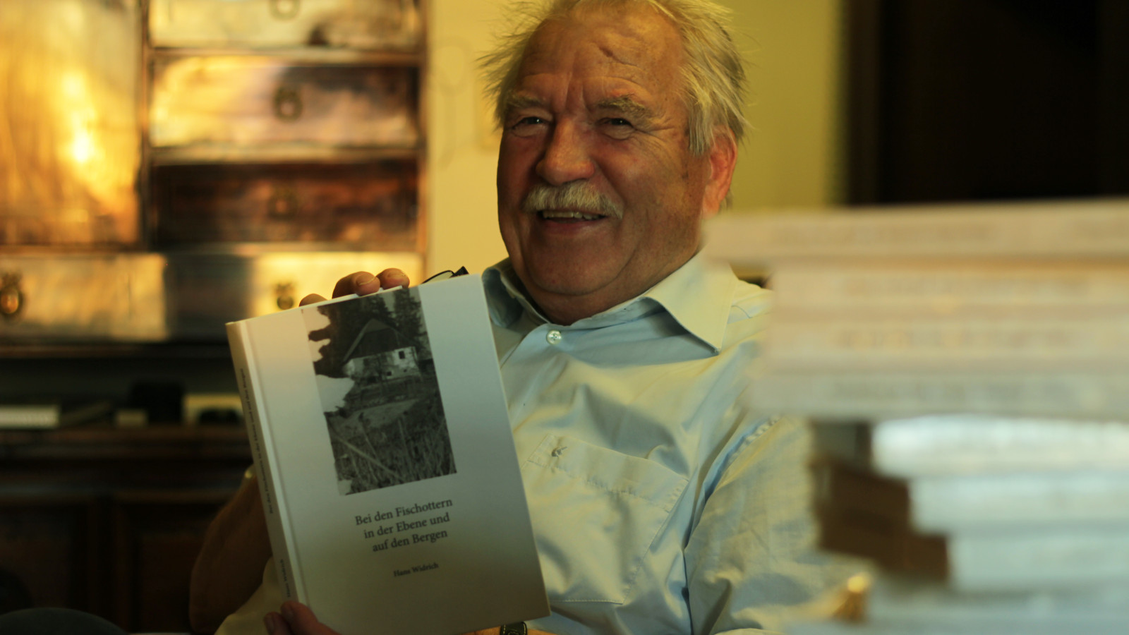 Hans Widrich mit seinem Buch, 10.6.2016. Foto: Virgil Widrich