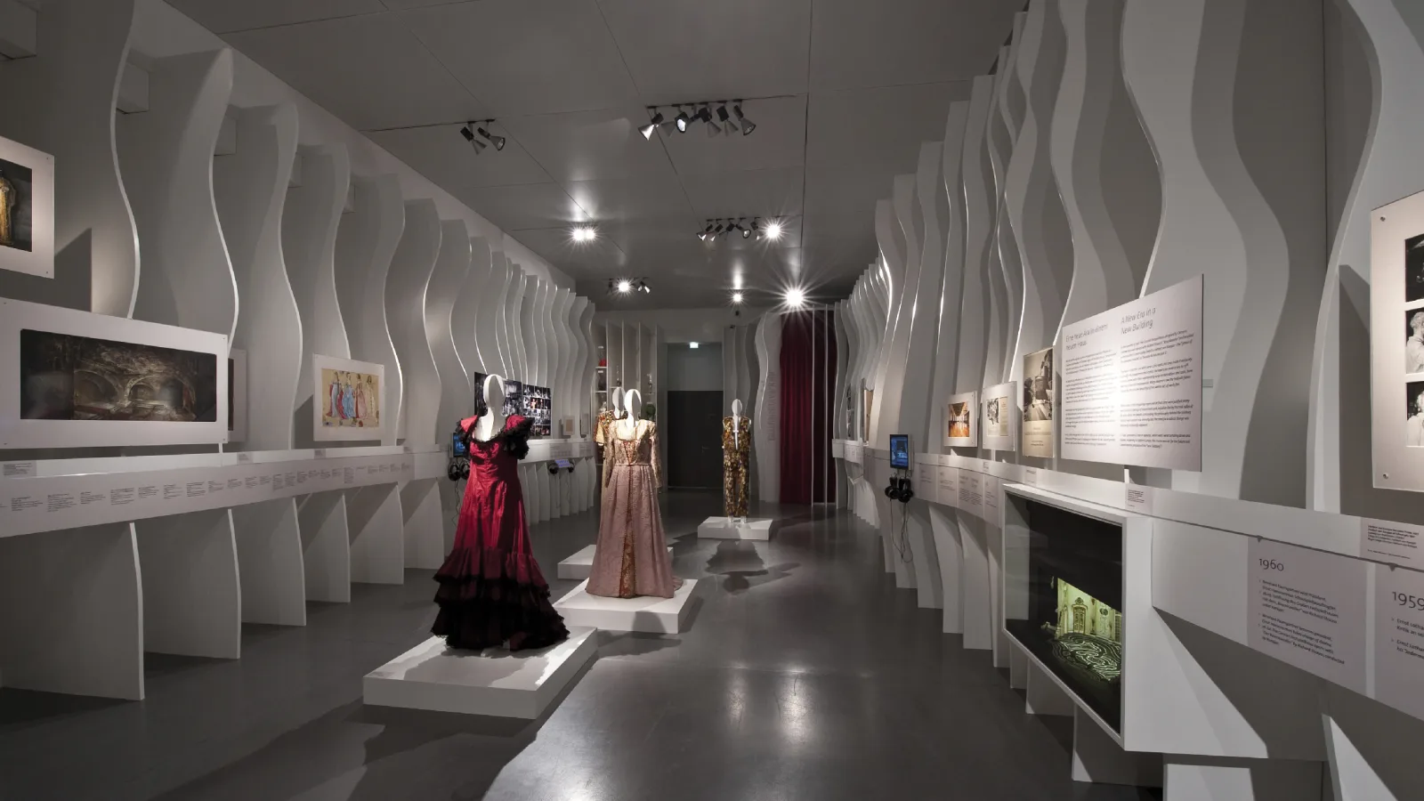 “90 Years of the Salzburg Festival”, photo: Salzburg Museum/Peter Laub, exhibition graphics: Robert Six, exhibition architecture: novakarchitects