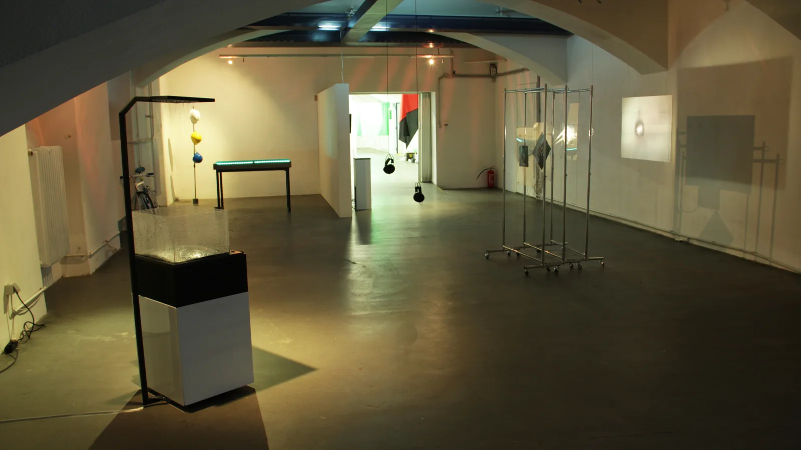 “Circuit Training”, foreground left: “Zero Sum Medium” by Rafael Lippuner, 2017, photo: Virgil Widrich