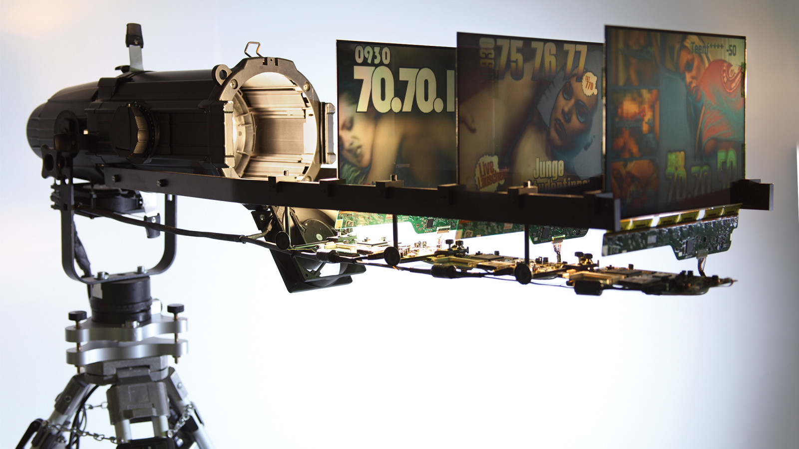 „Digital Traces“, Raoul Haspel: „Pornspot“, Licht-Video-Installation, 2009